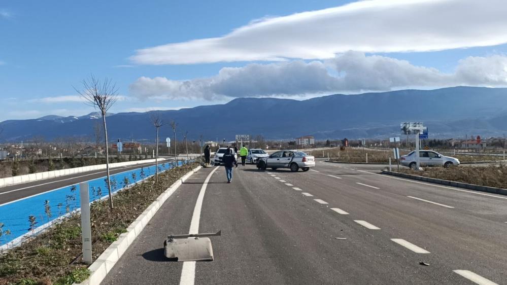 Yeni açılan çevre yolunda ilk kaza! Kamyon ve Otomobil çarpıştı7