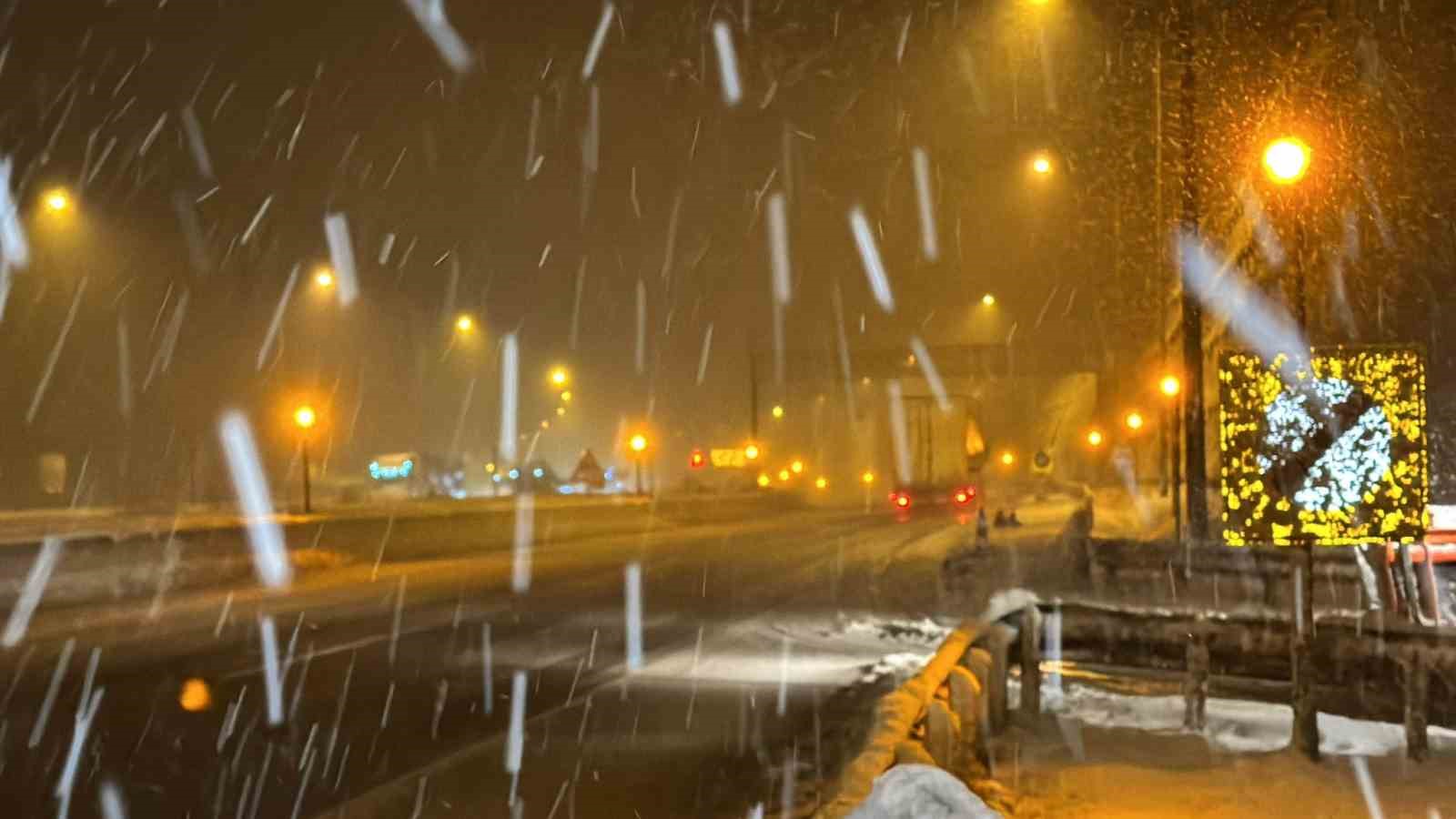 Bolu Dağı'nda Yoğun Kar Yağışı Görüş Mesafesi Kritik Seviyede.jpg2