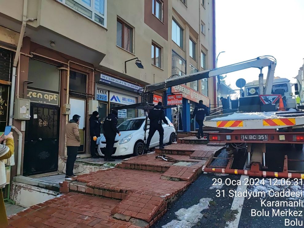 Bolu'da Ilginç Kaza Araç Merdiven Boşluğunda Asılı Kaldı