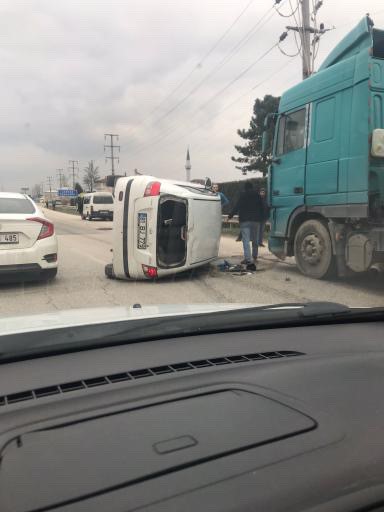 Kamyon Ile Çarpışan Otomobil Yan Yattı