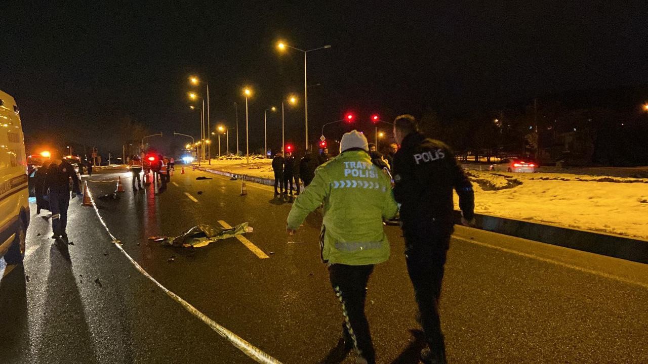 Karşıdan  Karşıya Geçmek Isteyen Yayaya 2 Otomobil Birden Çarptı (2)