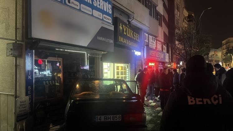 Kontrolden Çıkan Otomobil Iki Dükkana Çarptı Dükkan Camları Paramparça Oldu (3)