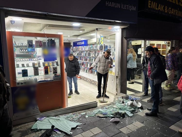 Kontrolden Çıkan Otomobil Iki Dükkana Çarptı Dükkan Camları Paramparça Oldu (4)