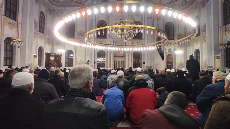 Yeni yıla namaz kılarak girdiler-2