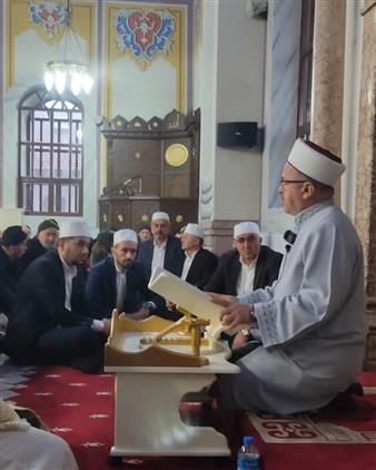 Yeni yıla namaz kılarak girdiler-3