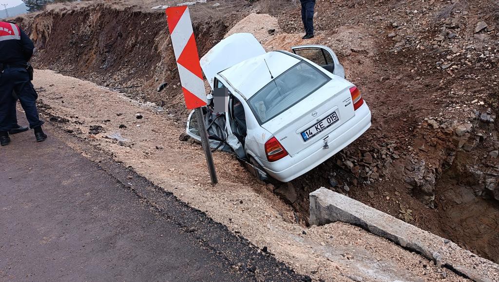 Yoldan çıkan otomobil hurdaya döndü 1 ölü, 3 yaralı (1)