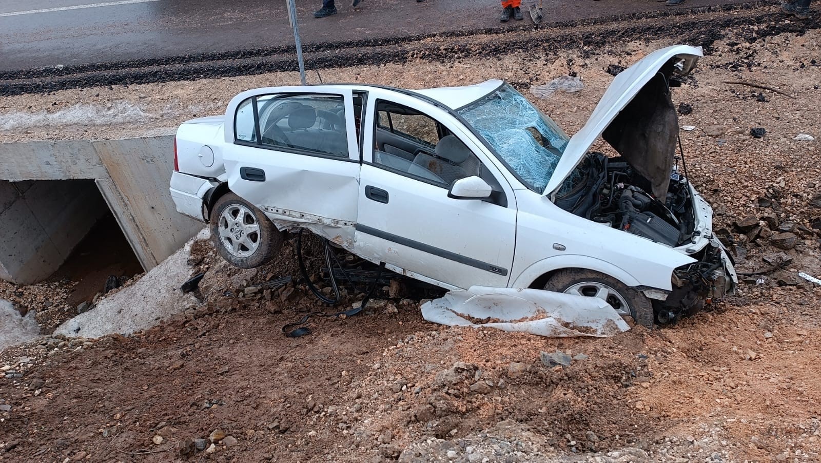 Yoldan çıkan otomobil hurdaya döndü 1 ölü, 3 yaralı (4)