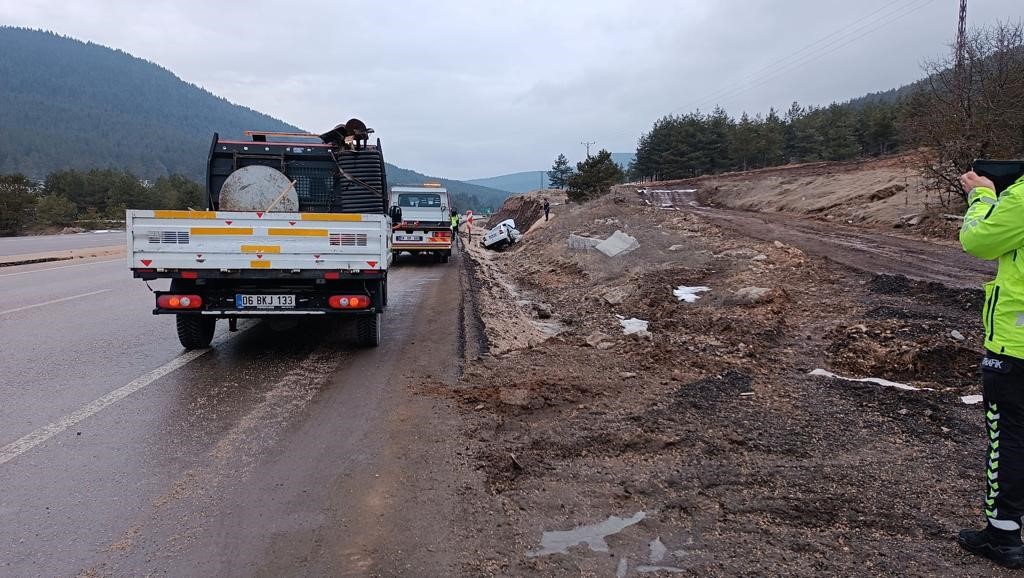 Yoldan çıkan otomobil hurdaya döndü 1 ölü, 3 yaralı (6)