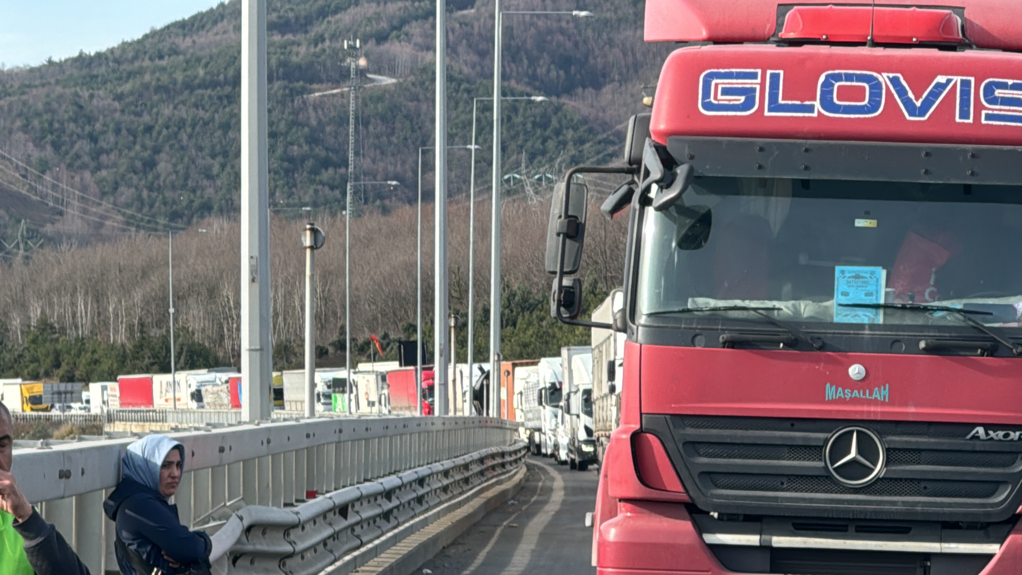 Anadolu Otoyolunda Ilginç Olay! Dorse Kupadan Çıktı (1)