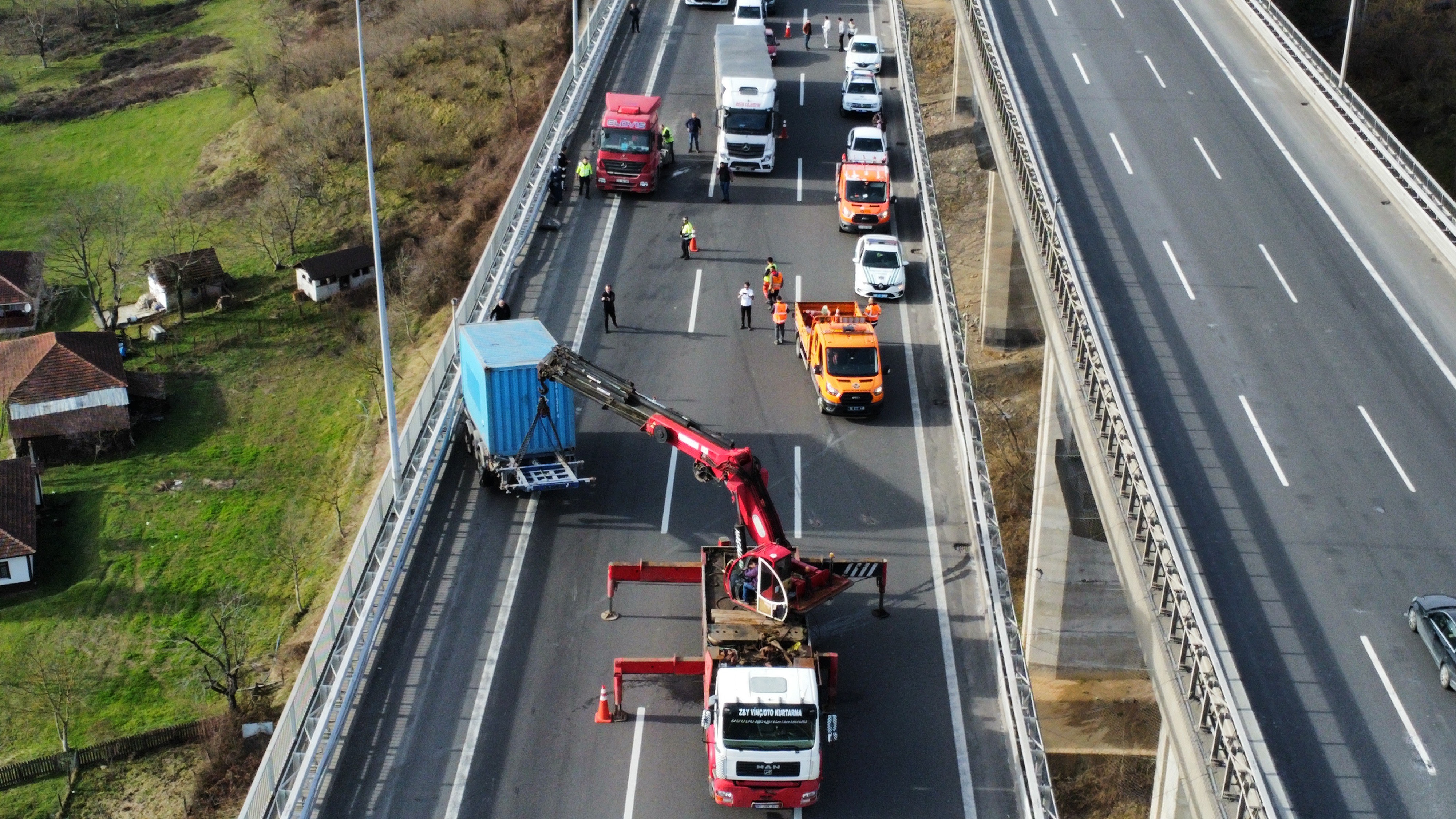 Anadolu Otoyolunda Ilginç Olay! Dorse Kupadan Çıktı (4)