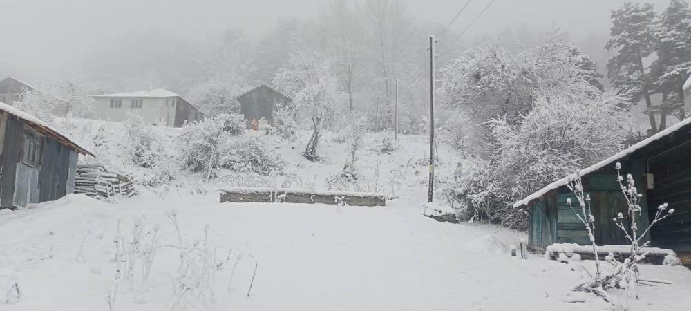 Bolu'nun Yüksek Kesimleri Beyaz Örtüyle Kaplandı Kar Kalınlığı 10 Santimetreye Ulaştı.jpg4