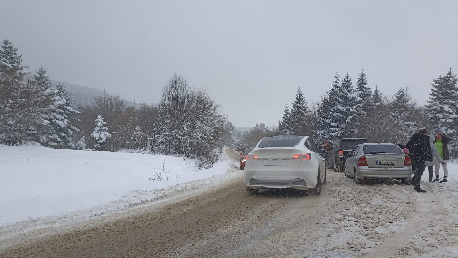 Bolu'yu Beyaza Bürüyen Kar, Kartalkaya Yolunu Doldurdu2