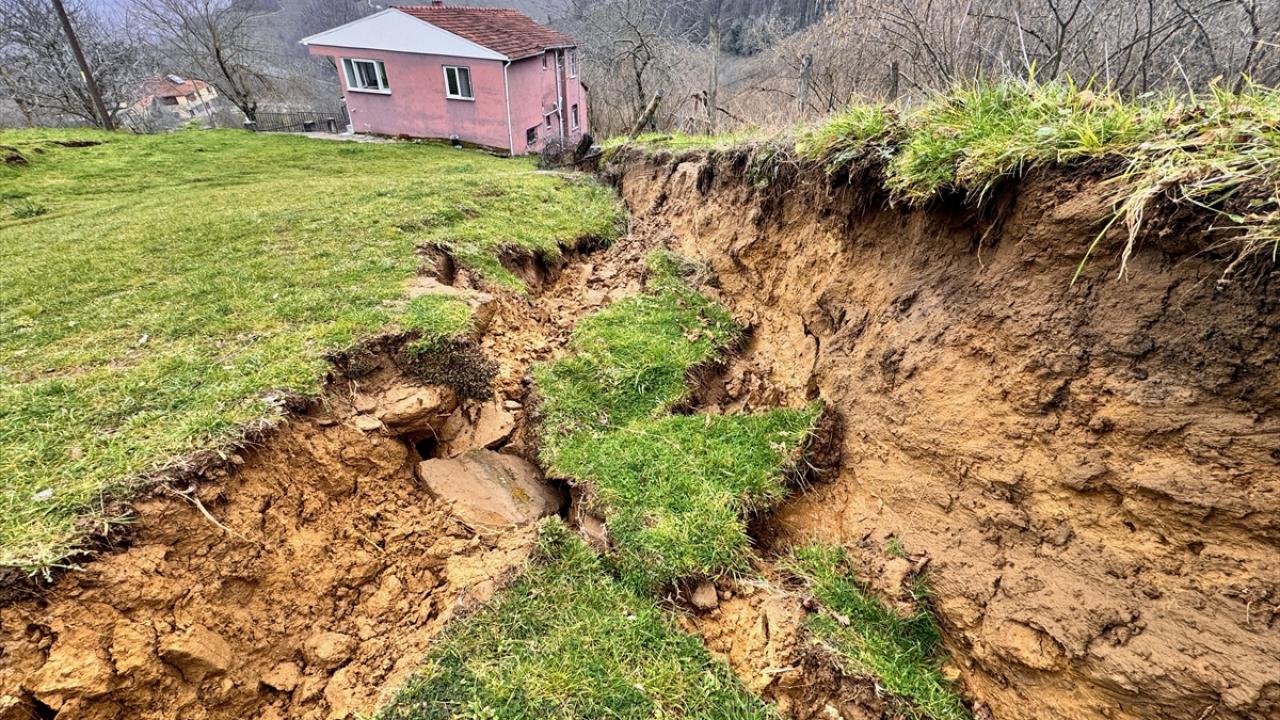 Düzce'de Heyelan Yaşanan Bölgede Sismik Etüt Çalışmaları Sürüyor-1