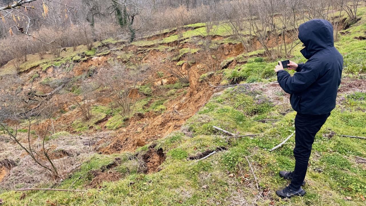 Düzce'de Heyelan Yaşanan Bölgede Sismik Etüt Çalışmaları Sürüyor-4