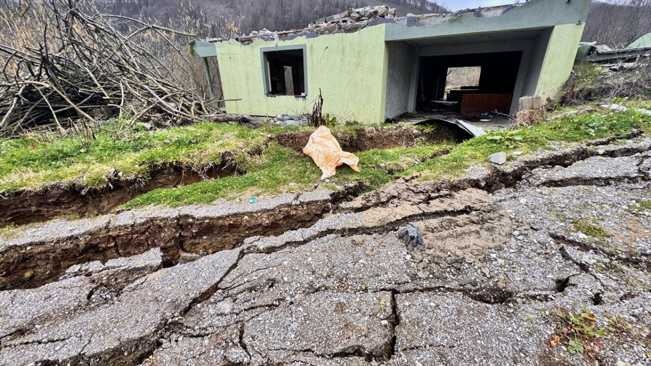 Düzce'de Heyelan Yaşanan Bölgede Sismik Etüt Çalışmaları Sürüyor-7