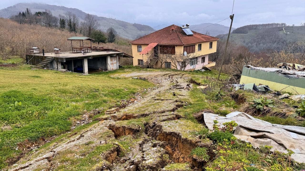 Düzce'de Heyelan Yaşanan Bölgede Sismik Etüt Çalışmaları Sürüyor-8