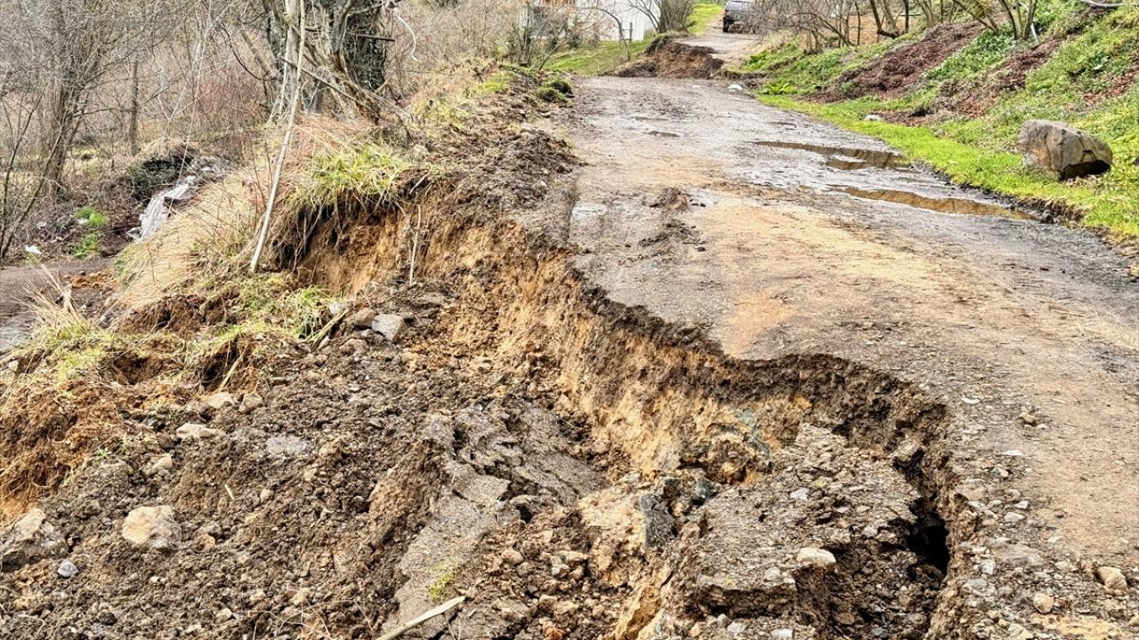 Düzce'de Heyelan Yaşanan Bölgede Sismik Etüt Çalışmaları Sürüyor-9