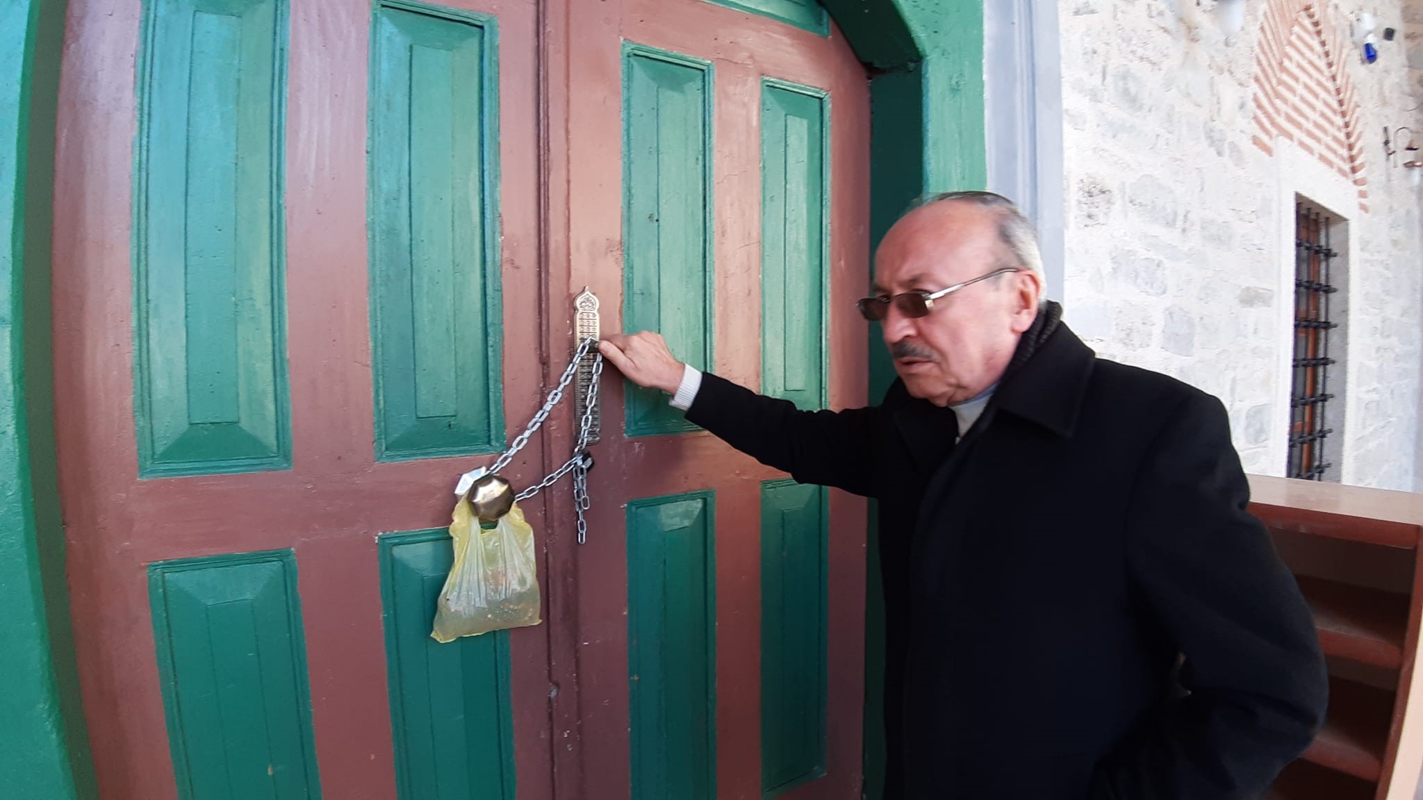 Geçen Hafta Açılan Cami Yeniden Kapandı Cuma Namazına Gelenler Geri Döndü (4)