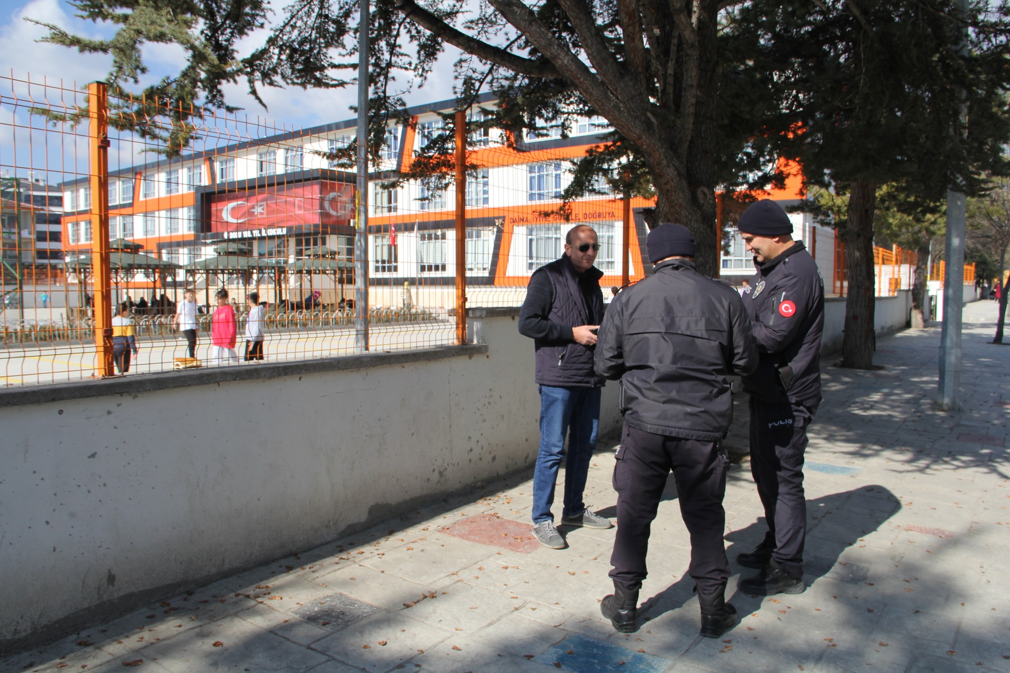 ​​​​​​​Güvenli Eğitim İçin Polis Denetimde (2)