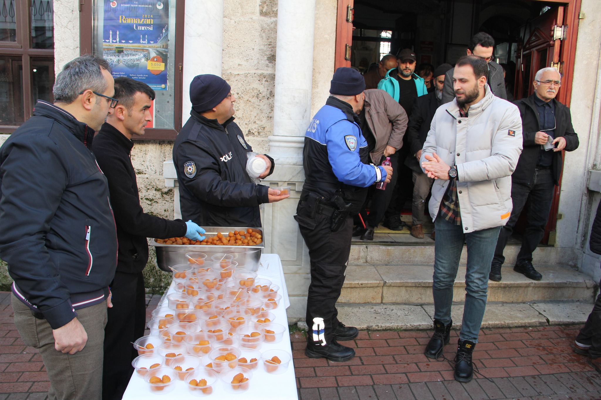 İl Emniyet Müdürü Ercan Dağdeviren, Depremde Hayatını Kaybedenler İçin Dua Etti (7)