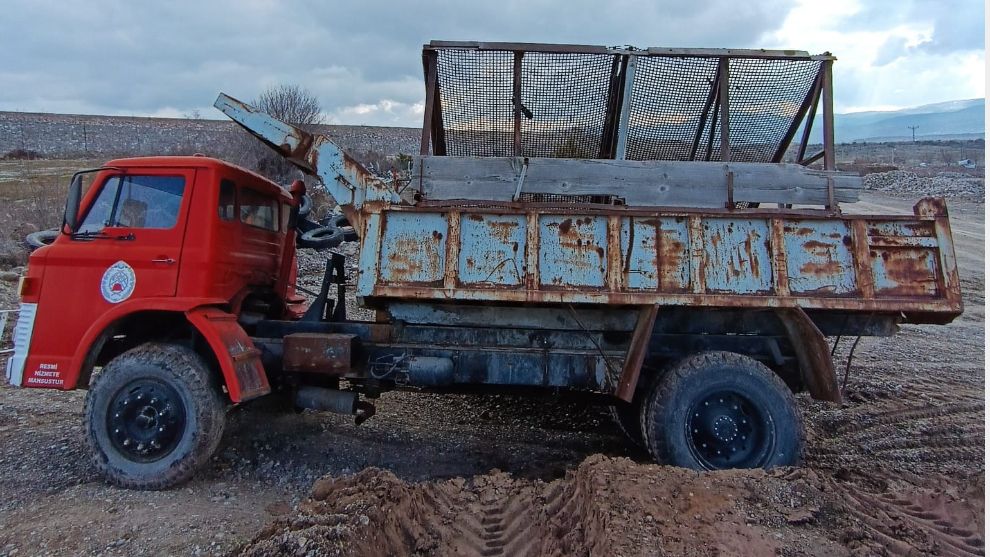 Kıbrıscık Belediyesinden Yaratıcı Hizmet Hurdalardan Tek Araç Yapıldı.jpg2