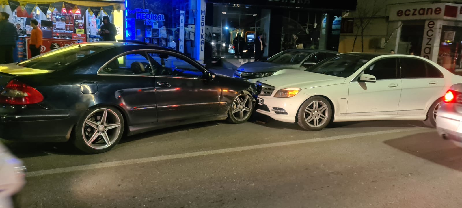 Lüks Araçlar Karambolde Kafa Kafaya Çarpıştılar (4)