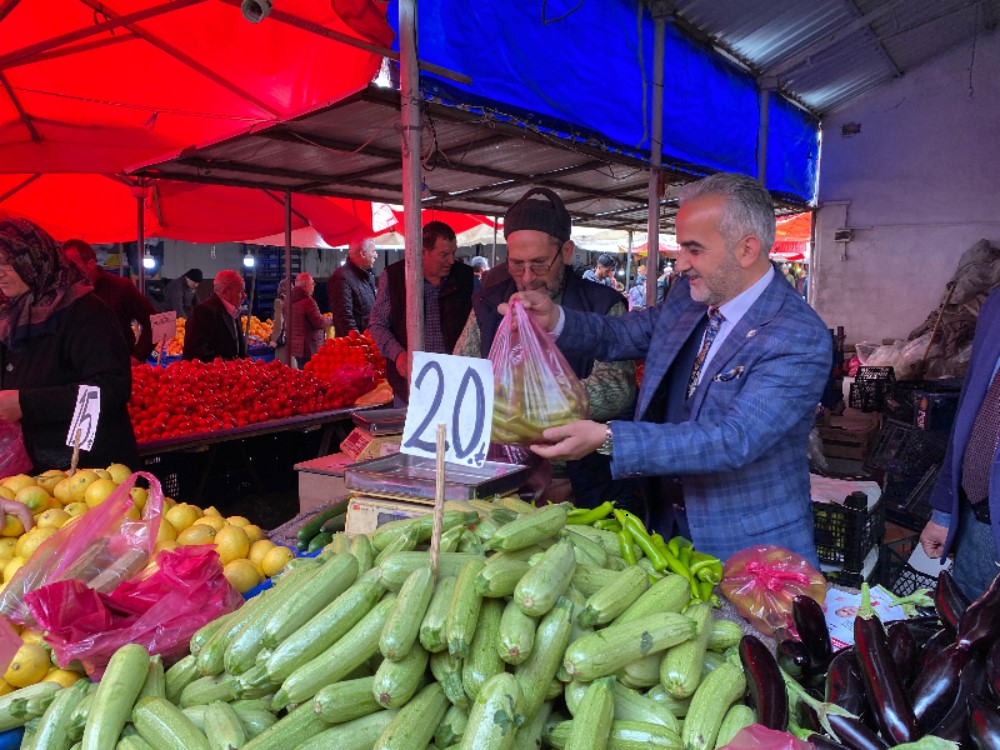 Bayrakdar, Büyük Pazar'da Büyük Ilgiyle Karşılandı (3)