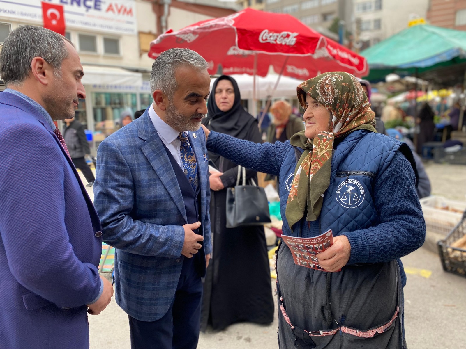 Bayrakdar, Büyük Pazar'da Büyük Ilgiyle Karşılandı (5)