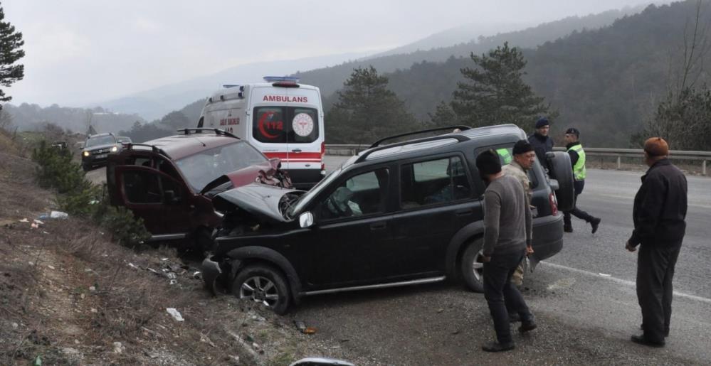 Bolu Mudurnu Yolunda Kafa Kafaya Çarpışan Araçlarda 4 Yaralı3