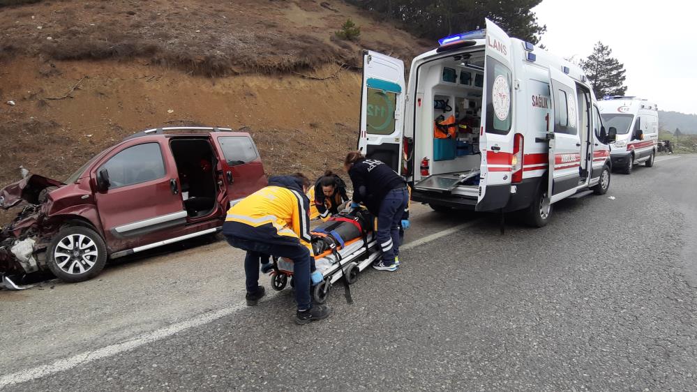 Bolu Mudurnu Yolunda Kafa Kafaya Çarpışan Araçlarda 4 Yaralı6