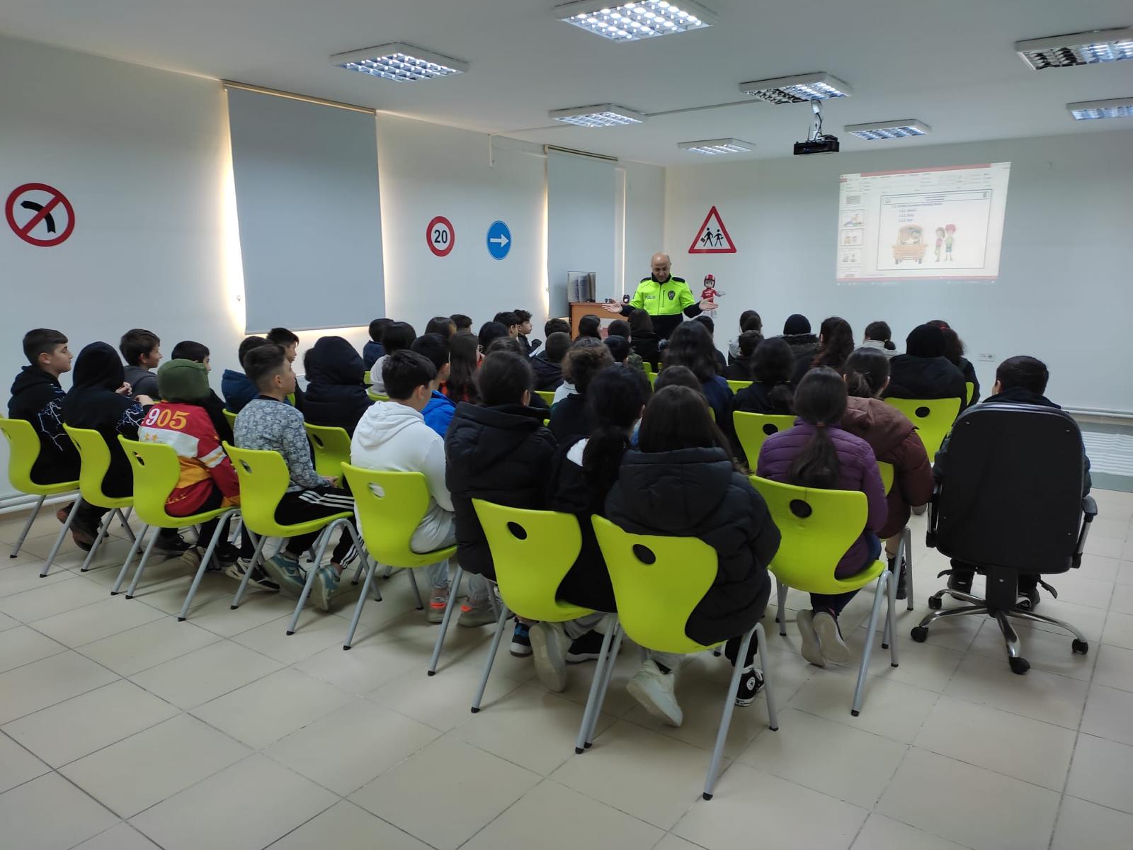 Bolu'da Çocuklara Yönelik Trafik Güvenliği Eğitimleri Devam Ediyor.jpg2