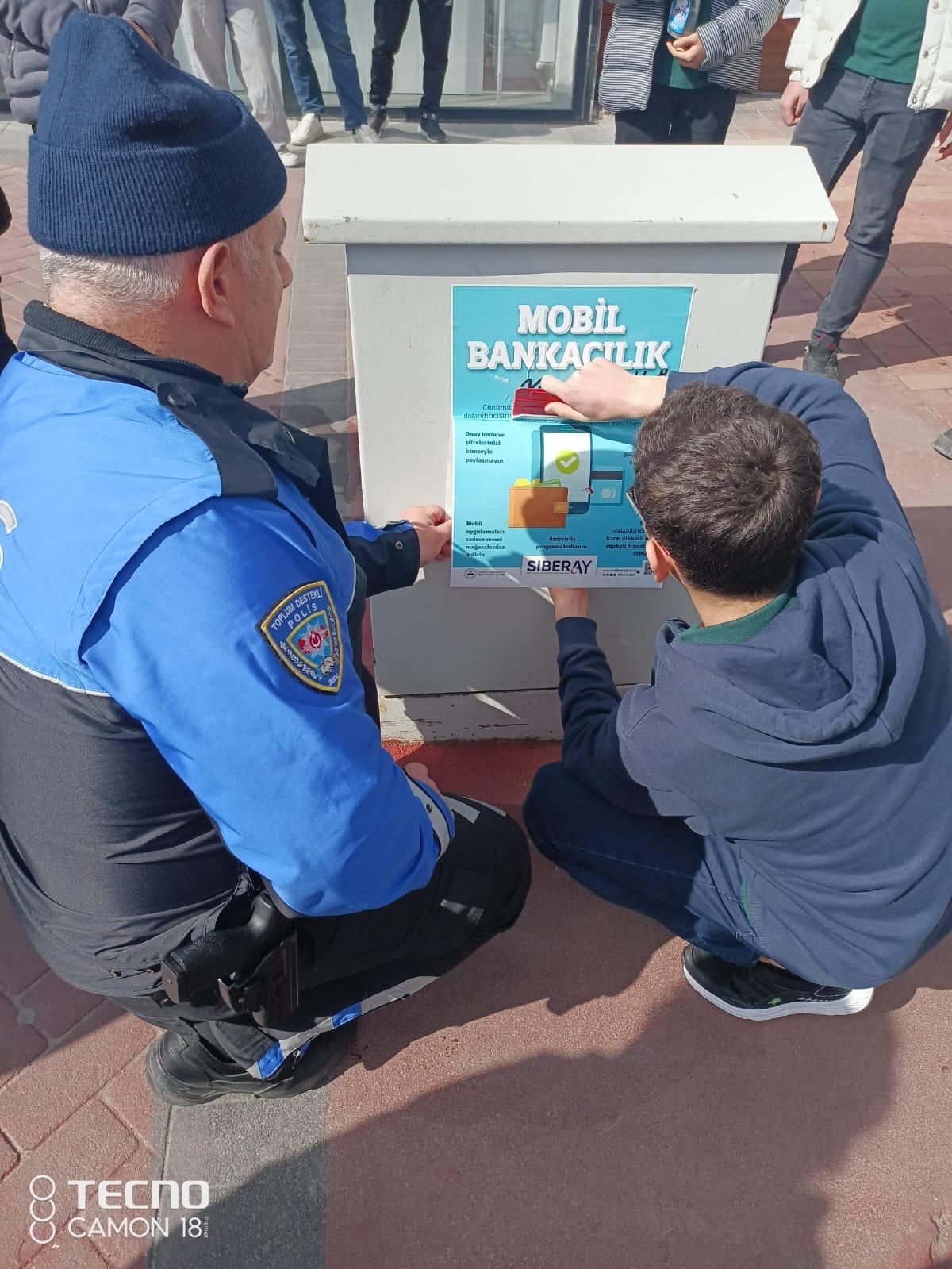 Bolu'da Güvenli İnternet Kullanımına Dair Bilinçlendirme Kampanyası İl Emniyeti Ve Toplum Destekli Polislik İş Birliği3