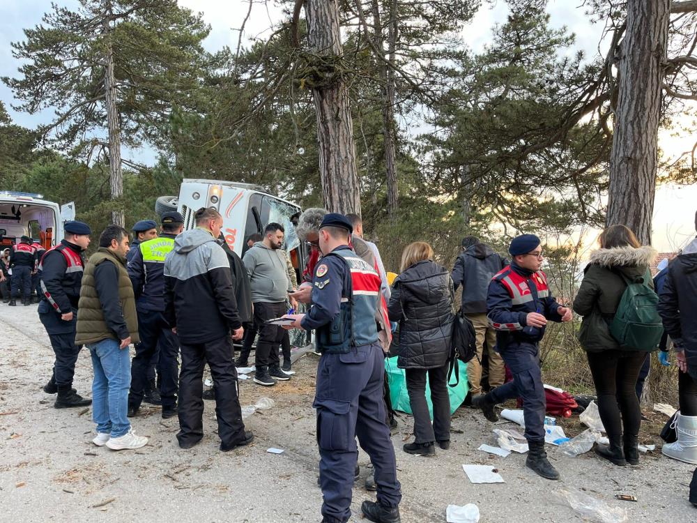 Freni Boşalan Minibüs Kazası Kartalkaya Yolunda 14 Yaralı