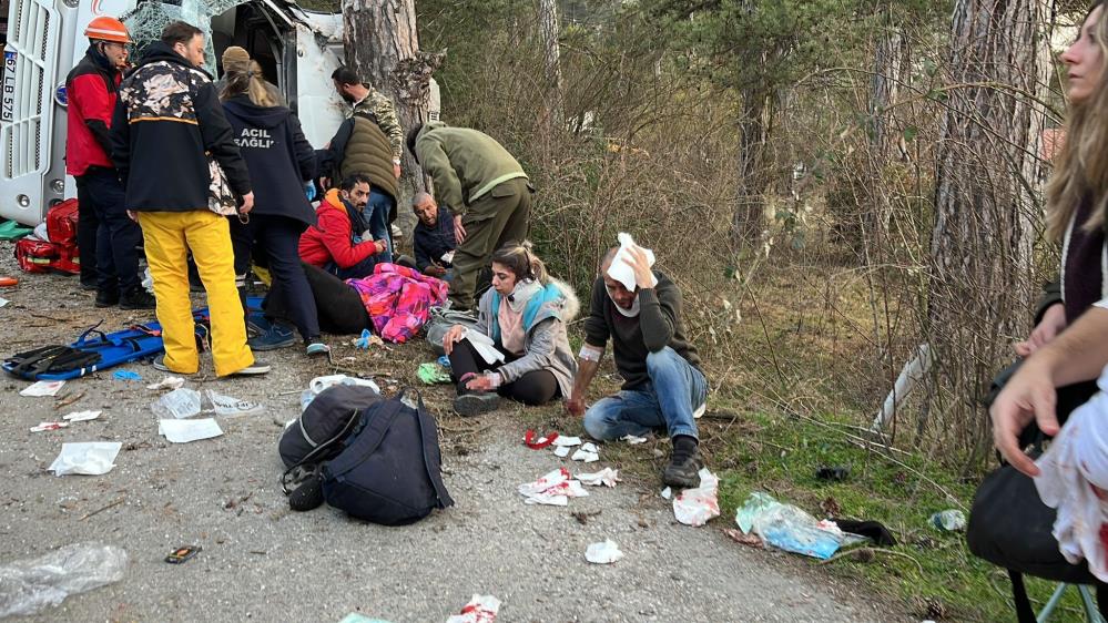 Freni Boşalan Minibüs Kazası Kartalkaya Yolunda 14 Yaralı.jpg2