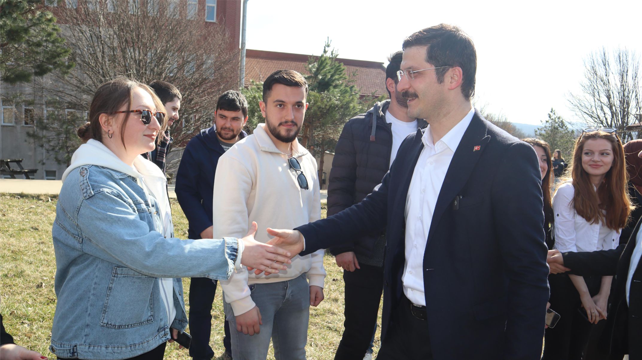 Kampüste Samimi Görüntü; Demirkol Ve Öğrencileri Bahçede Buluştu-4