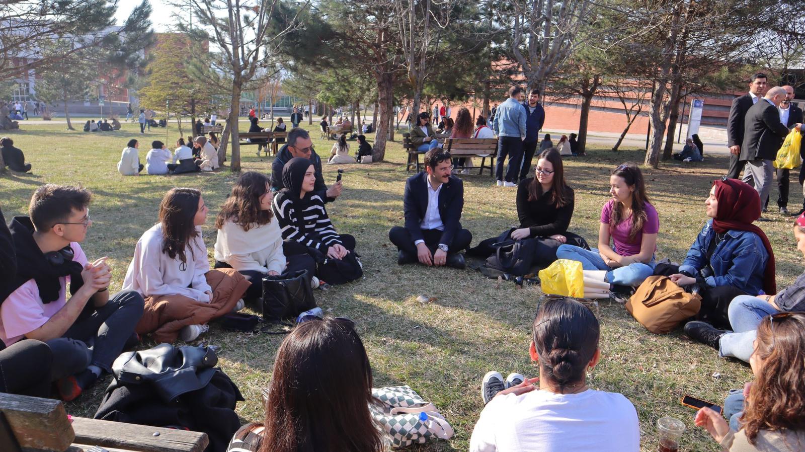 Kampüste Samimi Görüntü; Demirkol Ve Öğrencileri Bahçede Buluştu3