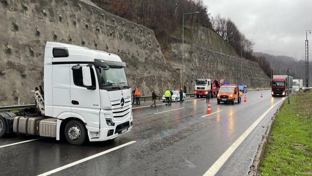 Otoyolda Çimento Yüklü Tırın Silobas Dorsesi Devrildi 2