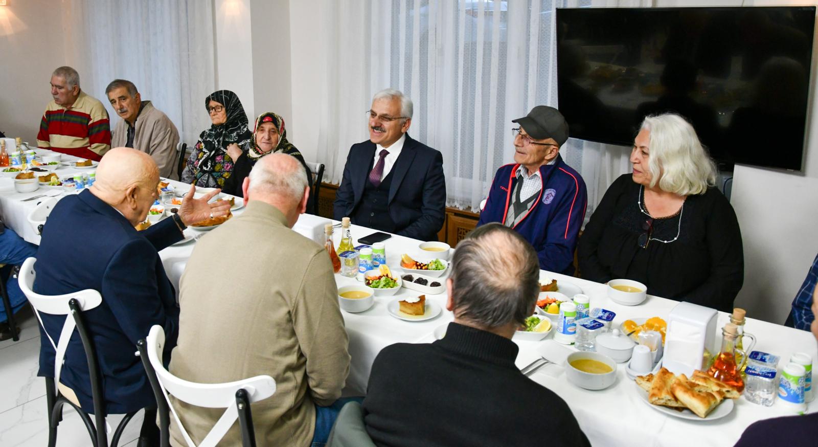 Vali Kılıç, Huzurevi Sakinleriyle İftar Yaptı3