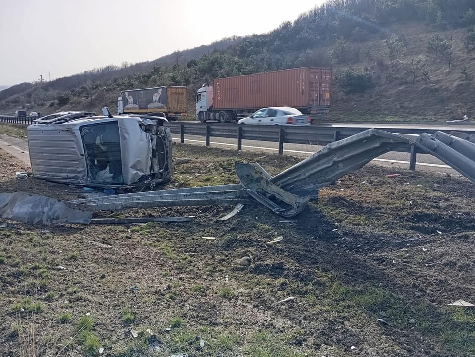 Yeniçağa Gişeleri Yakınında Trafik Kazası 2 Yaralı.jpg5