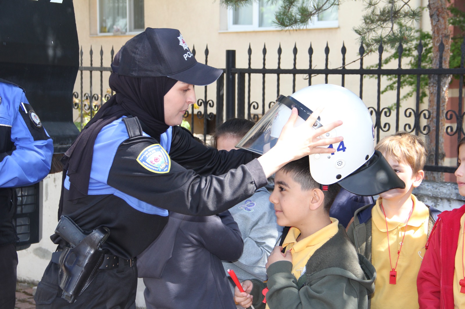 İzzet Baysal İlkokulu Öğrencileri Emniyet Müdürlüğü'nde Meslek Tanıtımı Gezisi Gerçekleştirdi3