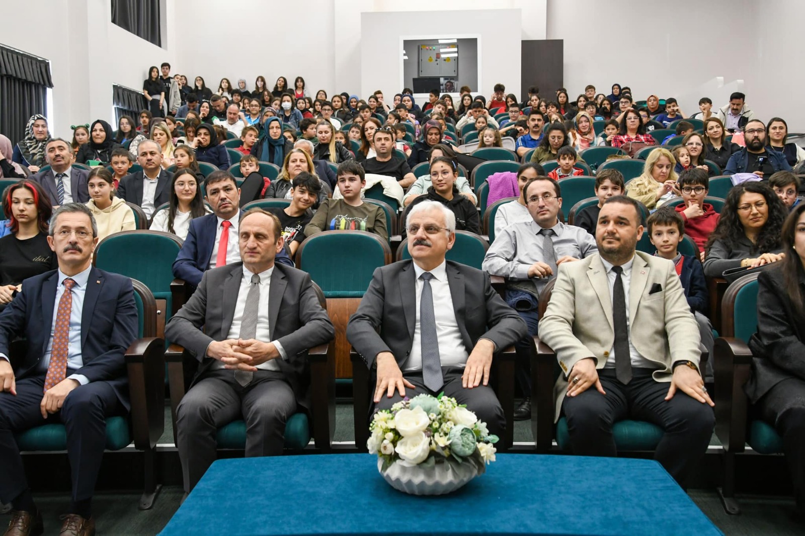 Vali Kılıç, Yetenek Yarışması Ödül Töreninde Öğrencilere Ödüllerini Takdim Etti2