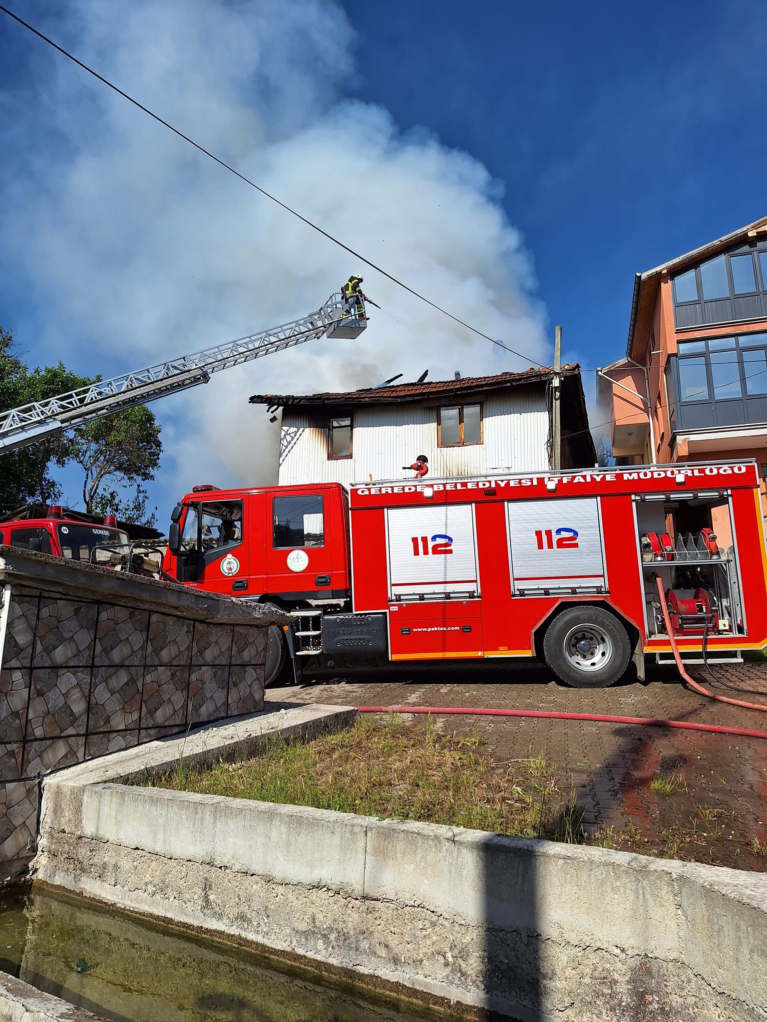 2 Katlı Ev Yanarak Küle Döndü (5)