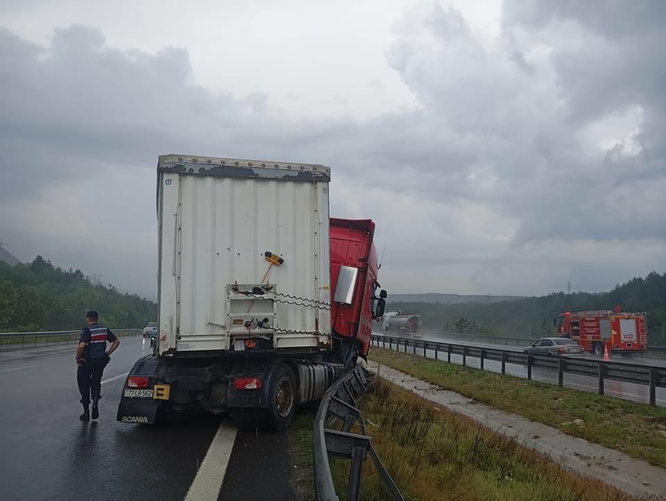 Bolu’da Feci Kaza! Tır Bariyerlere Çarptı2