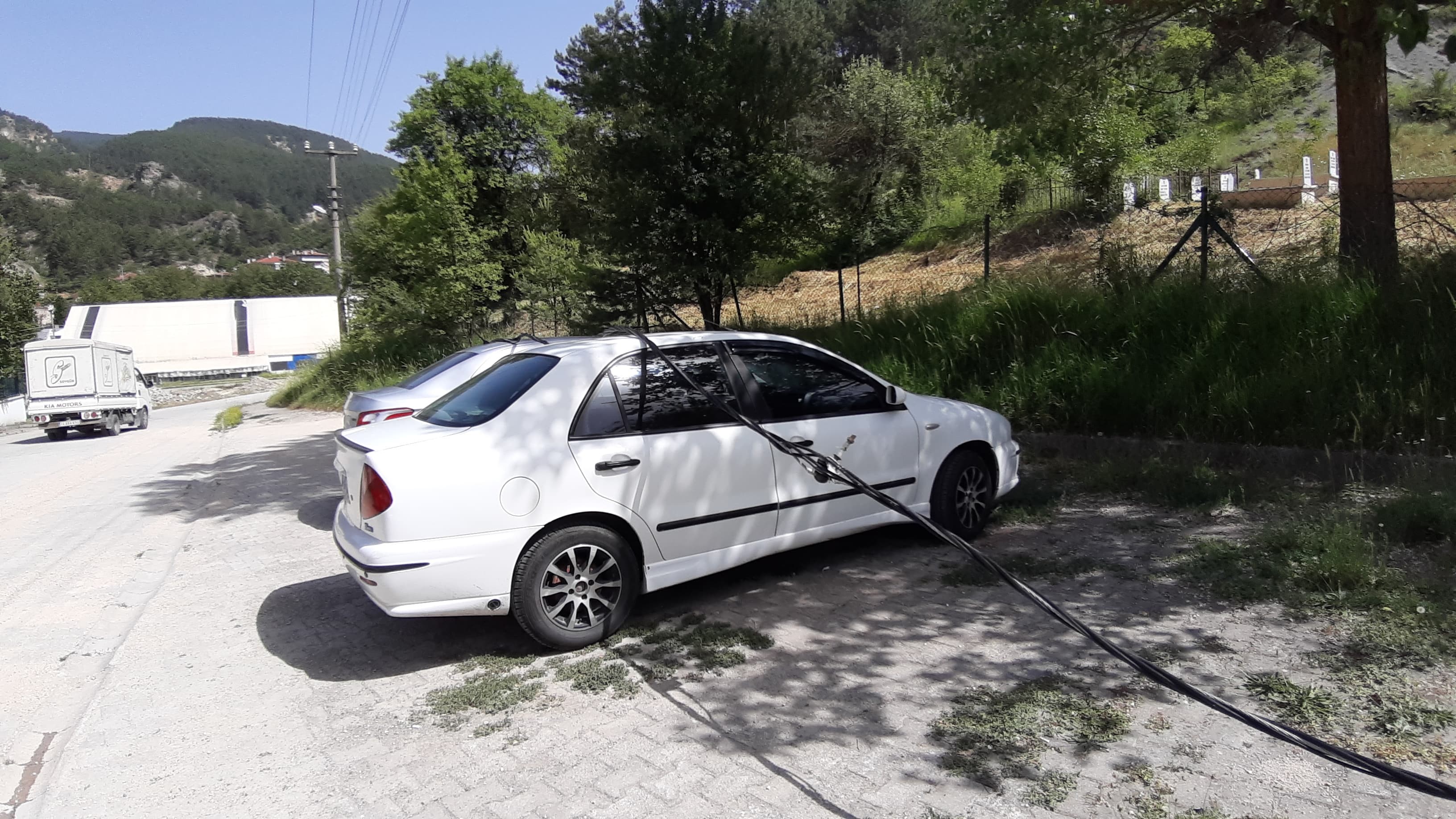 Kamyonun Yolculuğu Felaketle Sonuçlandı Direk Söküldü, Yangın Çıktı (4)