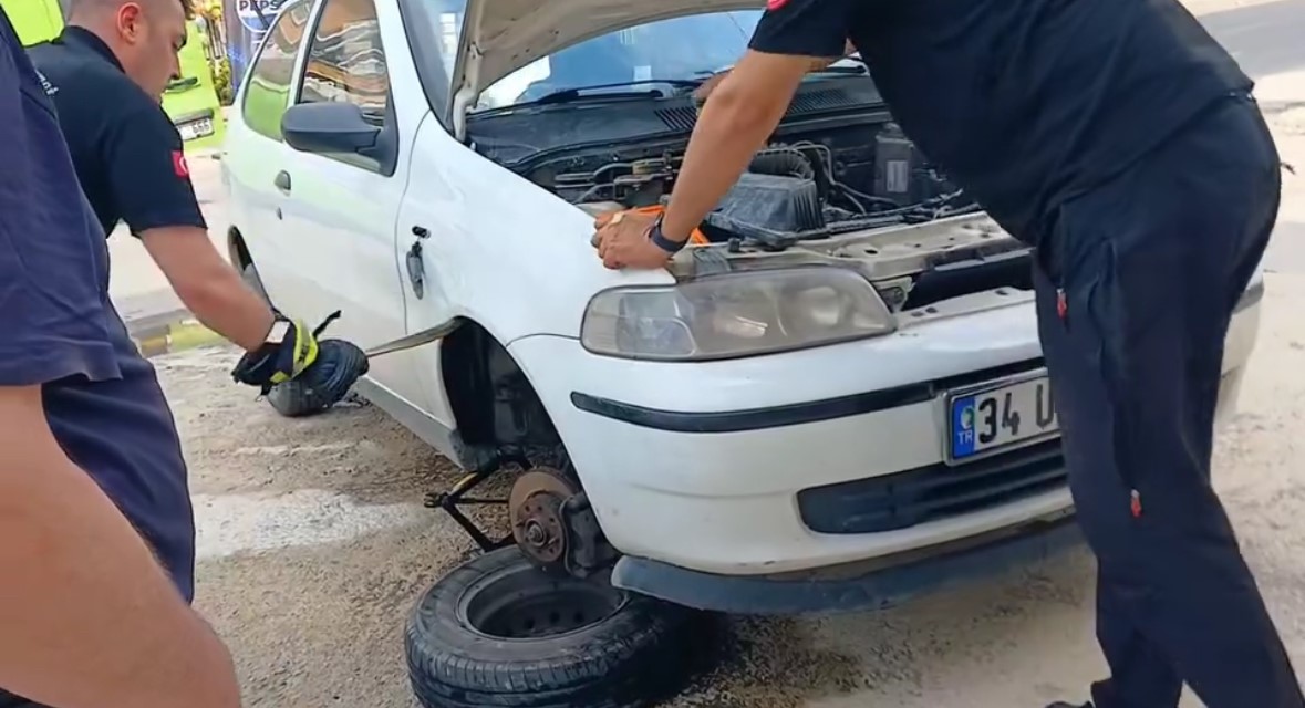 Otomobilin Motoruna Giren Yılan Teker Sökülerek Çıkarıldı (5)