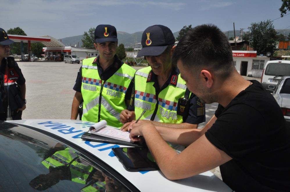 Sivil Jandarma Yolcu Olarak Bindiği Minibüste Şoförü Affetmedi