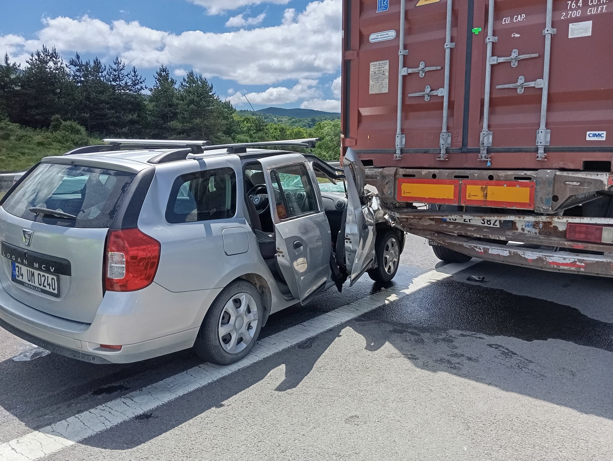 Tem'de Otomobil Tıra Çarptı 5 Yaralı (2)