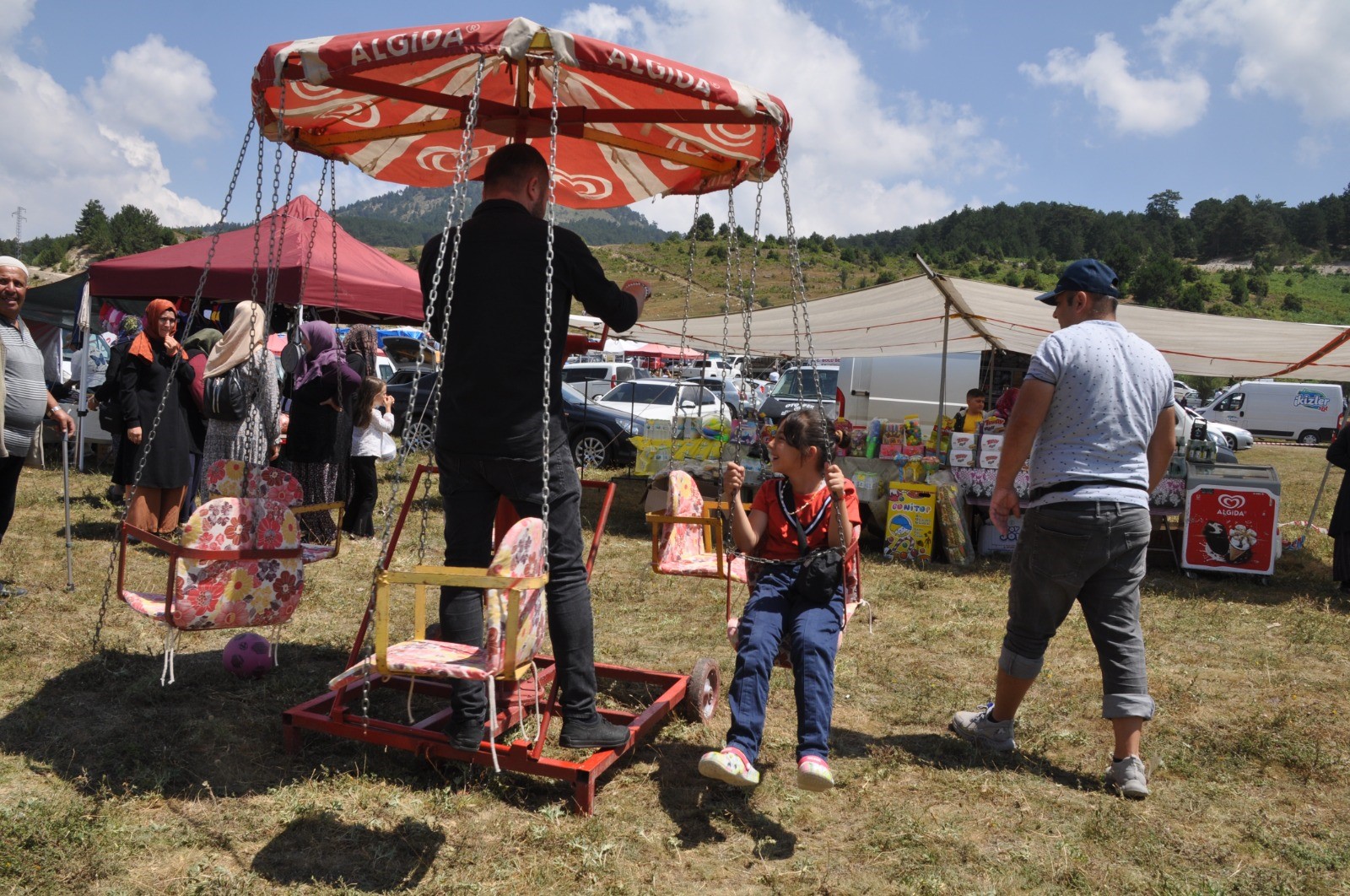 Binlerce Kişi Bayrama Katıldı. Onlar Salıncakta Sallandı (5)