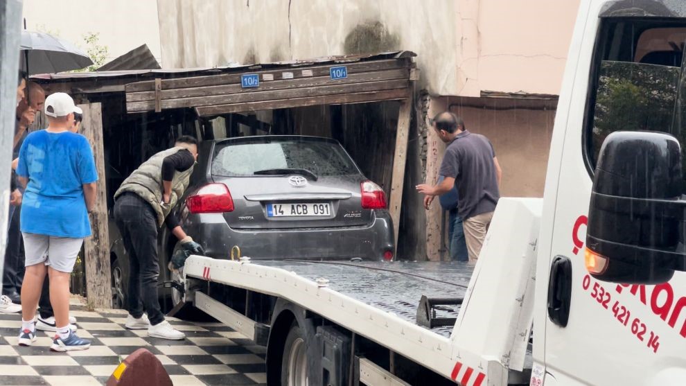 Gaz Pedalı Takılı Kaldı, Garajın Kapısını Kırarak Otomobile Çarptı 1 Yaralı (4)