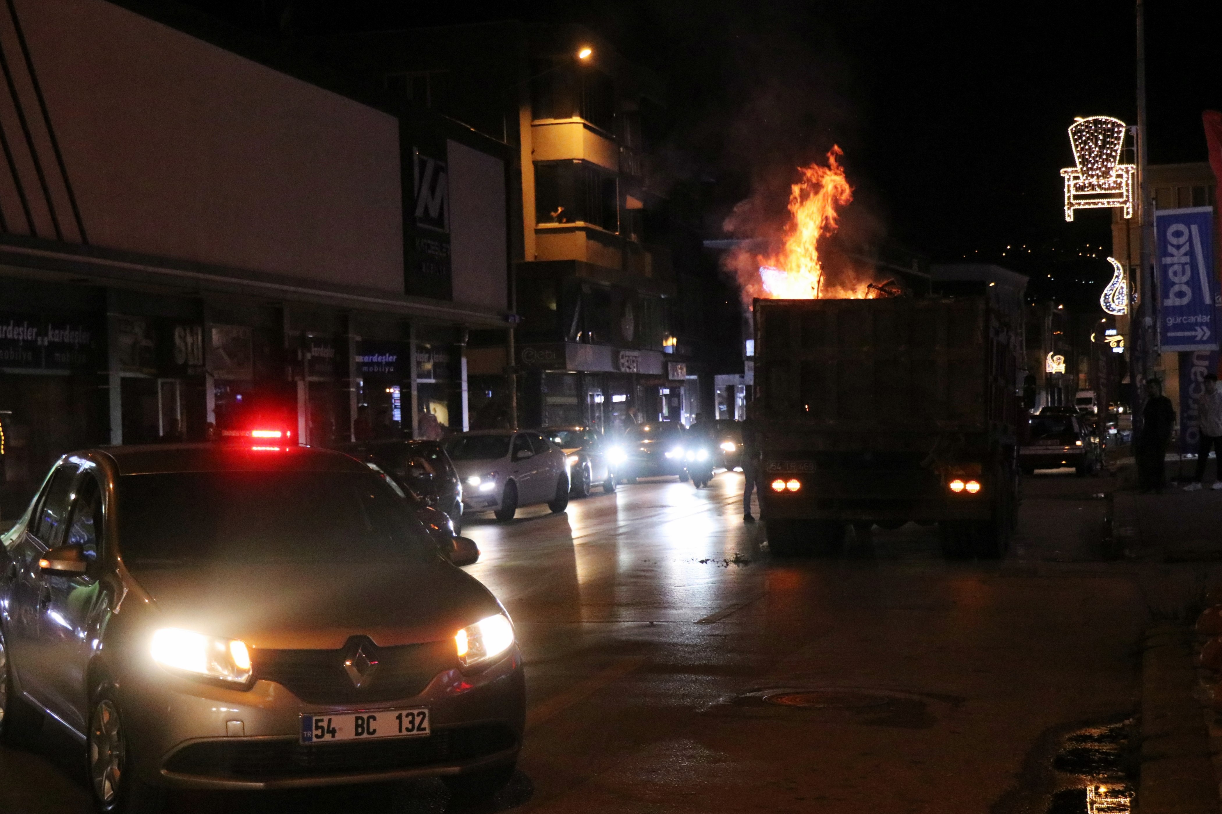 Kamyon Kasası Alev Aldı (3)